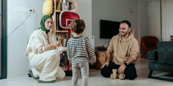 Eine glückliche Familie, die gemeinsam Zeit verbringt, symbolisiert Geborgenheit und einen stabilen Familienalltag